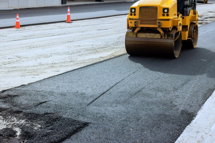 El Gobierno está en una carrera contra reloj para avanzar lo más posible en proyectos de infraestructura. Foto La Hora: Shutterstock
