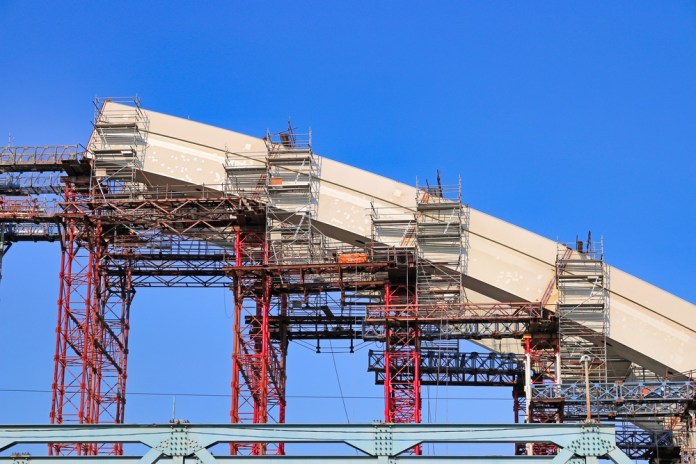 El control de los gastos en obra pública resulta vital para la prensa y sociedad civil que monitorean la transparencia. Foto La Hora: Shutterstock
