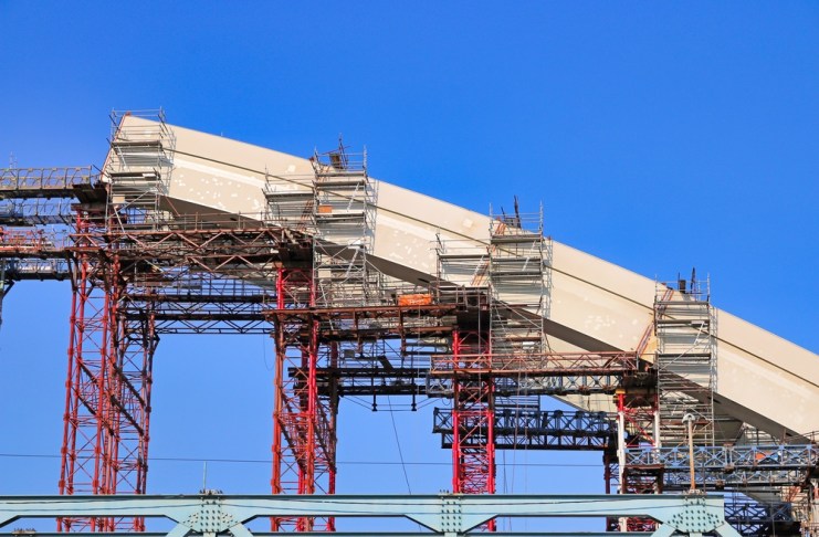 El control de los gastos en obra pública resulta vital para la prensa y sociedad civil que monitorean la transparencia. Foto La Hora: Shutterstock