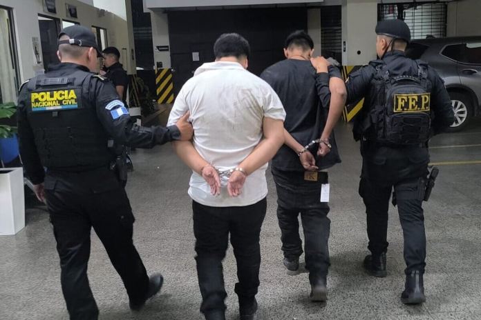 La PNC reportó la captura de dos supuestos integrantes de la Mara Salvatrucha buscados por asesinato y que trasladaban unfiromes de DEIC y MP. Foto La Hora: PNC