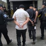 La PNC reportó la captura de dos supuestos integrantes de la Mara Salvatrucha buscados por asesinato y que trasladaban unfiromes de DEIC y MP. Foto La Hora: PNC