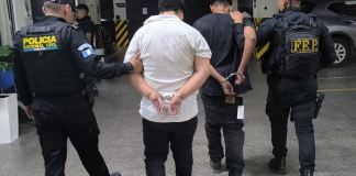 La PNC reportó la captura de dos supuestos integrantes de la Mara Salvatrucha buscados por asesinato y que trasladaban unfiromes de DEIC y MP. Foto La Hora: PNC