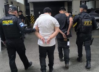 La PNC reportó la captura de dos supuestos integrantes de la Mara Salvatrucha buscados por asesinato y que trasladaban unfiromes de DEIC y MP. Foto La Hora: PNC