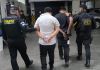 Con uniformes de DEIC y MP, así se trasladaban dos supuestos miembros de la MS La PNC reportó la captura de dos supuestos integrantes de la Mara Salvatrucha buscados por asesinato y que trasladaban unfiromes de DEIC y MP. Foto La Hora: PNC