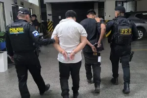 Con uniformes de DEIC y MP, así se trasladaban dos supuestos miembros de la MS