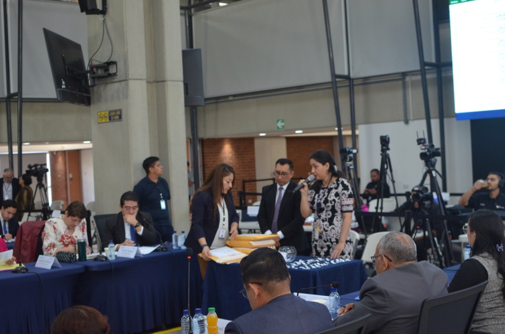 El sorteo de la Comisión de Postulación para la revisión de los expedientes. Foto La Hora: Engelberth Blanco