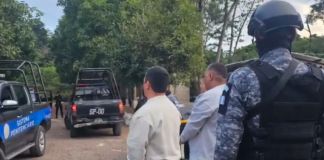 Bajo fuertes medidas de seguridad, trasladan y extraditan a EE. UU. a tres señalados de narcotráfico DGSP traslada a la Fuerza Aérea de Guatemala a tres extraditables. Foto La Hora: captura de pantalla video SP