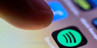 La plataforma musical sueca Spotify anunció este martes la introducción a partir del próximo mes de una nueva etiqueta para identificar las identidades de artistas generadas por inteligencia artificial. Foto La Hora: EFE