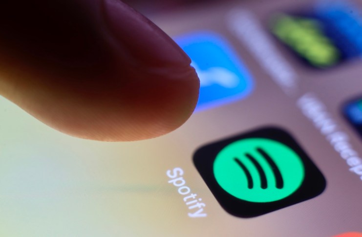 La plataforma musical sueca Spotify anunció este martes la introducción a partir del próximo mes de una nueva etiqueta para identificar las identidades de artistas generadas por inteligencia artificial. Foto La Hora: EFE