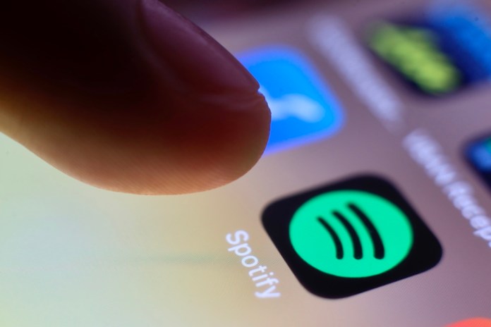 Spotify lanza una nueva etiqueta para identificar las identidades de artistas generadas por inteligencia artificial La plataforma musical sueca Spotify anunció este martes la introducción a partir del próximo mes de una nueva etiqueta para identificar las identidades de artistas generadas por inteligencia artificial. Foto La Hora: EFE