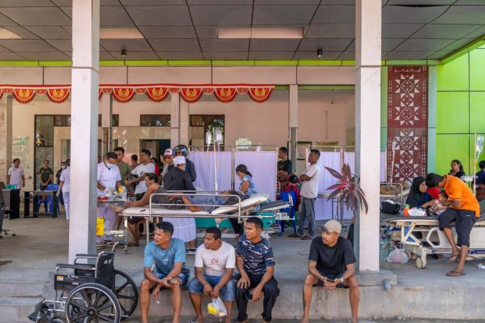Pacientes del hospital TC Hillers reciben tratamiento en una tienda de campaña improvisada fuera del edificio del hospital tras un terremoto de magnitud 7.7.
