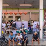 Pacientes del hospital TC Hillers reciben tratamiento en una tienda de campaña improvisada fuera del edificio del hospital tras un terremoto de magnitud 7.7.