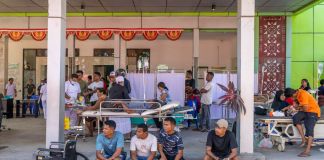 Pacientes del hospital TC Hillers reciben tratamiento en una tienda de campaña improvisada fuera del edificio del hospital tras un terremoto de magnitud 7.7.