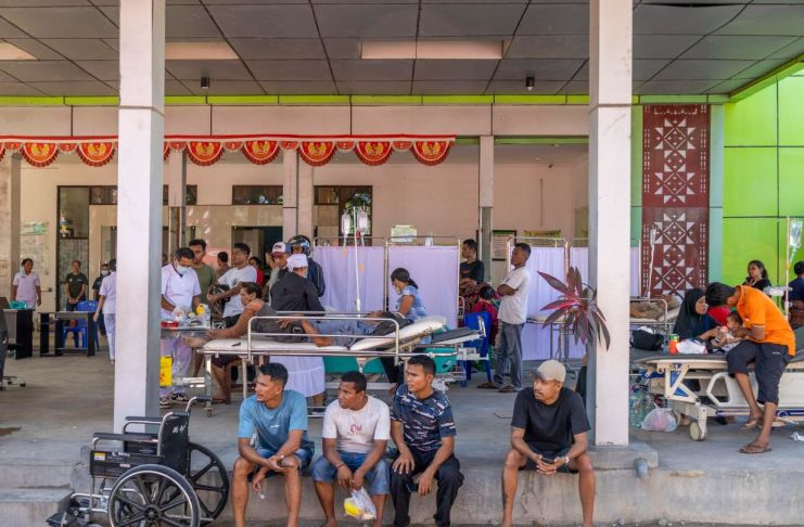 Pacientes del hospital TC Hillers reciben tratamiento en una tienda de campaña improvisada fuera del edificio del hospital tras un terremoto de magnitud 7.7.
