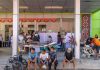 Pacientes del hospital TC Hillers reciben tratamiento en una tienda de campaña improvisada fuera del edificio del hospital tras un terremoto de magnitud 7.7.