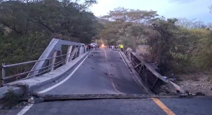 Si viajas hacia la ruta al Atlántico debes tomar en cuenta que la carretera permanece cerrada por el colapso del puente en Usumatlán.