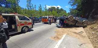 Un vehículo vuelca en el kilómetro 23 de la ruta Interamericana. Foto: Bomberos Voluntarios