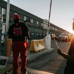 Manifestantes sostienen flores y carteles afuera del Centro de Detención de Inmigrantes Delaney Hall durante una vigilia y protesta por Edwin Jovanny López Cornejo, en Newark, Nueva Jersey, Estados Unidos, el 3 de agosto de 2026. Foto La Hora: EFE