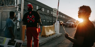 Manifestantes sostienen flores y carteles afuera del Centro de Detención de Inmigrantes Delaney Hall durante una vigilia y protesta por Edwin Jovanny López Cornejo, en Newark, Nueva Jersey, Estados Unidos, el 3 de agosto de 2026. Foto La Hora: EFE