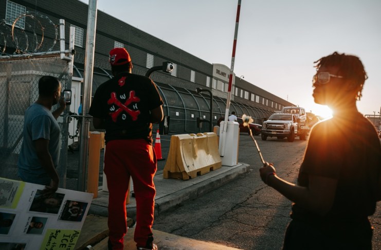 Tres muertes de inmigrantes llevan a Fiscalía de Nueva Jersey a investigar centro de detención de ICE Manifestantes sostienen flores y carteles afuera del Centro de Detención de Inmigrantes Delaney Hall durante una vigilia y protesta por Edwin Jovanny López Cornejo, en Newark, Nueva Jersey, Estados Unidos, el 3 de agosto de 2026. Foto La Hora: EFE