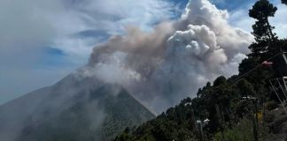 La actividad del volcán de Fuego mantiene el descenso de corrientes de densidad piroclástica hacia la barranca Santa Teresa y Seca, aseguró la Conred.