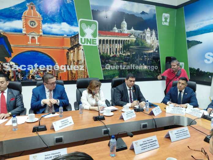 El magistrado titular del TSE, Mario Velásquez, explica por el costo en el voto en el extranjero. Foto: La Hora