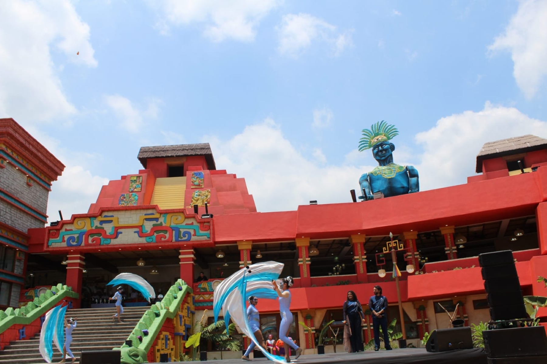 Fachada del parque acuático Xetulhá, inspirada en la arquitectura maya.