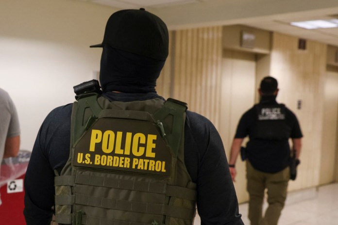 EEUU presenta cargos contra agente de ICE por mentir sobre disparo a migrante venezolano El Gobierno de Estados Unidos presentó cargos federales contra Christian Castro, un agente del Servicio de Inmigración y Control de Aduanas (ICE) acusado de dispararle a un migrante venezolano durante un operativo en Minesota y mentir posteriormente sobre lo ocurrido, informaron este jueves medios estadounidenses. Foto La Hora: EFE
