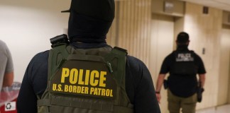 EE. UU. presenta cargos contra agente de ICE señalado de disparar a migrante venezolano El Gobierno de Estados Unidos presentó cargos federales contra Christian Castro, un agente del Servicio de Inmigración y Control de Aduanas (ICE) acusado de dispararle a un migrante venezolano durante un operativo en Minesota y mentir posteriormente sobre lo ocurrido, informaron este jueves medios estadounidenses. Foto La Hora: EFE