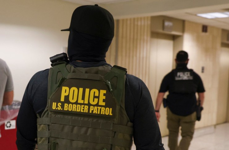 El Gobierno de Estados Unidos presentó cargos federales contra Christian Castro, un agente del Servicio de Inmigración y Control de Aduanas (ICE) acusado de dispararle a un migrante venezolano durante un operativo en Minesota y mentir posteriormente sobre lo ocurrido, informaron este jueves medios estadounidenses. Foto La Hora: EFE
