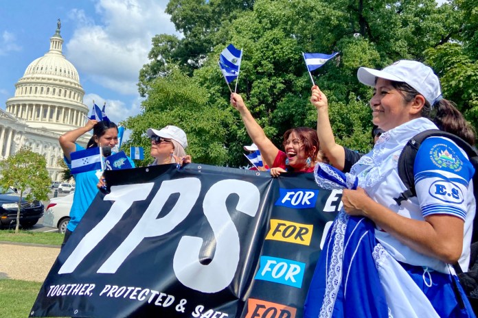 Fotografía de archivo de migrantes salvadoreños protestando por el TPS. Foto La Hora: EFE