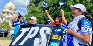 EE. UU. mantiene vigente el TPS para unos 170 mil salvadoreños hasta nuevo aviso Fotografía de archivo de migrantes salvadoreños protestando por el TPS. Foto La Hora: EFE
