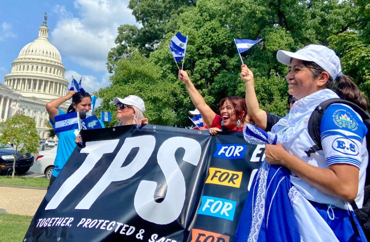 Fotografía de archivo de migrantes salvadoreños protestando por el TPS. Foto La Hora: EFE