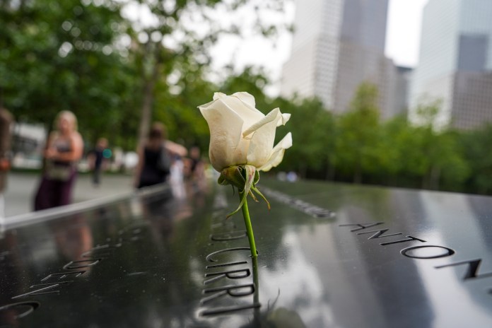 AME3801. NUEVA YORK (ESTADOS UNIDOS), 05/09/2026.- Fotografía del 31 de agosto de 2026 que muestra una flor puesta en el Monumento y Museo Nacional del 11 de Septiembre en Nueva York (Estados Unidos). EFE/Ángel Colmenares