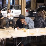 Fotografía tomada el pasado 18 de septiembre en la que se captó a un grupo de personas al cenar en un comedor comunitario, en Buenos Aires, Argentina. Foto La Hora: EFE