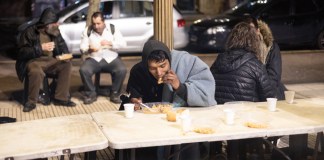 Fotografía tomada el pasado 18 de septiembre en la que se captó a un grupo de personas al cenar en un comedor comunitario, en Buenos Aires, Argentina. Foto La Hora: EFE