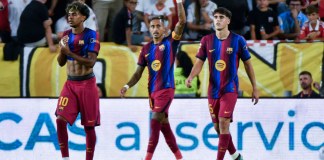 Raphinha firma un triplete y el Barcelona mantiene el liderato en LaLiga ante el Sevilla Un triplete de Raphina da nuevamente la victoria al FC Barcelona en LaLiga ante el Sevilla.