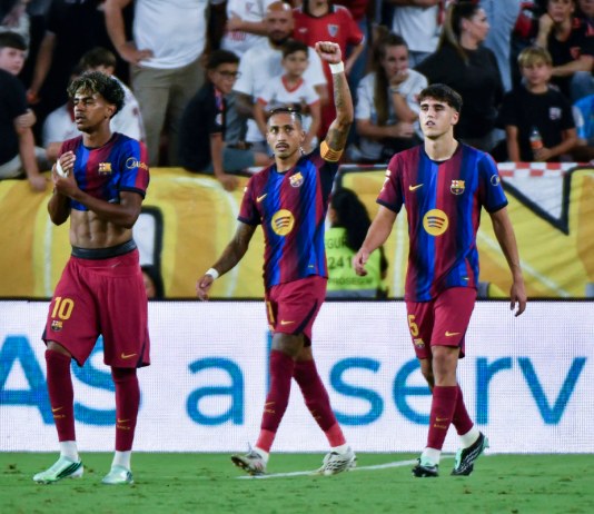 Un triplete de Raphina da nuevamente la victoria al FC Barcelona en LaLiga ante el Sevilla.