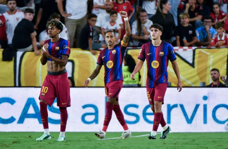 Raphinha firma un triplete y el Barcelona mantiene el liderato en LaLiga ante el Sevilla Un triplete de Raphina da nuevamente la victoria al FC Barcelona en LaLiga ante el Sevilla.