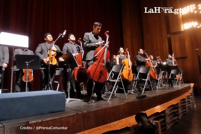 La Orquesta de Apoyo a la Formación Artistica relizó una protesta en el interin de una presentación derivado para que reinstruyan a su director.