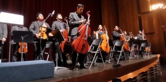 La Orquesta de Apoyo a la Formación Artistica relizó una protesta en el interin de una presentación derivado para que reinstruyan a su director.