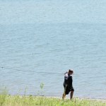 Un pescador extiende un trasmallo de pesca en el Lago de Güija este miércoles en Metapán, El Salvador, que es afectado por el fenómeno del Niño. Foto La Hora: EFE