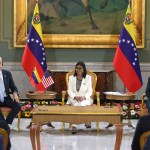 La presidenta encargada de Venezuela, Delcy Rodríguez (c), reacciona durante una reunión con el secretario de Energía de Estados Unidos, Chris Wright (i), este miércoles en Caracas (Venezuela). Foto La Hora: EFE