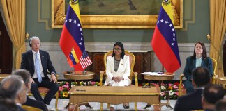 Venezuela amplía acuerdos petroleros con Chevron y Eni ante presencia de funcionario de EE. UU. La presidenta encargada de Venezuela, Delcy Rodríguez (c), reacciona durante una reunión con el secretario de Energía de Estados Unidos, Chris Wright (i), este miércoles en Caracas (Venezuela). Foto La Hora: EFE