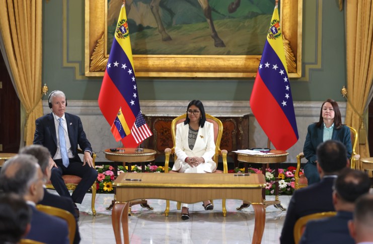 La presidenta encargada de Venezuela, Delcy Rodríguez (c), reacciona durante una reunión con el secretario de Energía de Estados Unidos, Chris Wright (i), este miércoles en Caracas (Venezuela). Foto La Hora: EFE