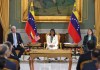 La presidenta encargada de Venezuela, Delcy Rodríguez (c), reacciona durante una reunión con el secretario de Energía de Estados Unidos, Chris Wright (i), este miércoles en Caracas (Venezuela). Foto La Hora: EFE
