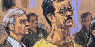 Fotografía de un dibujo realizado por la artista Jane Rosenberg que muestra al presidente depuesto de Venezuela, Nicolás Maduro, y su abogado defensor Barry Pollack (atrás) durante una audiencia de seguimiento del proceso por cargos de narcoterrorismo y narcotráfico en Nueva York. Foto La Hora: EFE