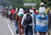 Migrantes hondureños cruzan Guatemala y llegan a México en caravana rumbo al norte Unos 300 migrantes, en su mayoría hondureños, cruzaron Guatemala y llegaron a México en caravana rumbo al norte.