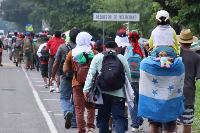 Caravana de unos 300 migrantes centroamericanos ingresa a México desde Guatemala Unos 300 migrantes, en su mayoría hondureños, cruzaron Guatemala y llegaron a México en caravana rumbo al norte.