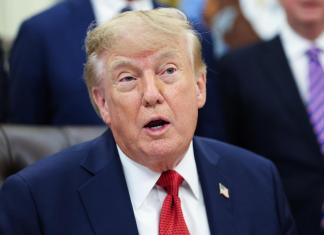 Varios periodistas fueron vetados y se les negó el acceso a la Casa Blanca este sábado, tras órdenes del presidente Donald Trump. Foto: EFE